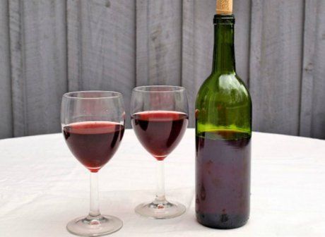 Белое и красное вино из винограда Изабелла